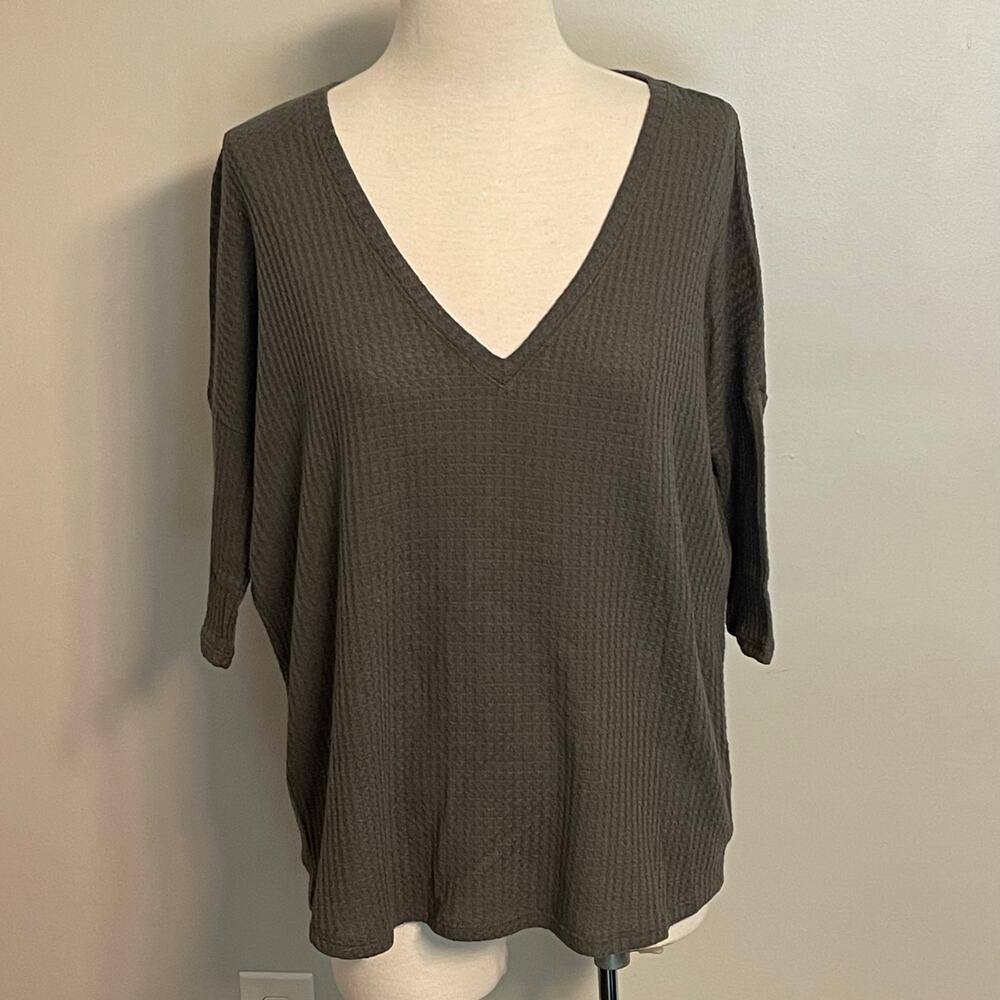 Express Women’s Waffle Knit Top Shirt V-Neck Olive Green Size Medium Slouchy‎